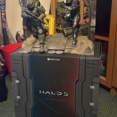 Halo genuine action figure box like new ! No game included