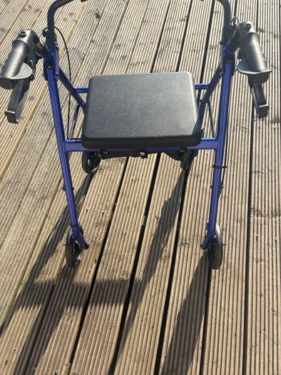 4 Wheeled Rollator with Seat - De Vilbias