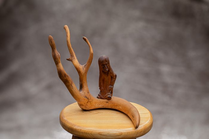 Sculptures, portraits made of wood.