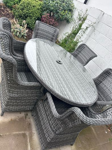 garden table and chairs