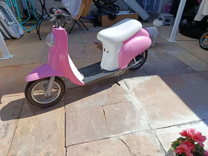 Razor Kids Pocket Mod Capri  Moped Pink