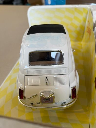 Disney Fiat 500 Minnie Mouse 1/18 Burago