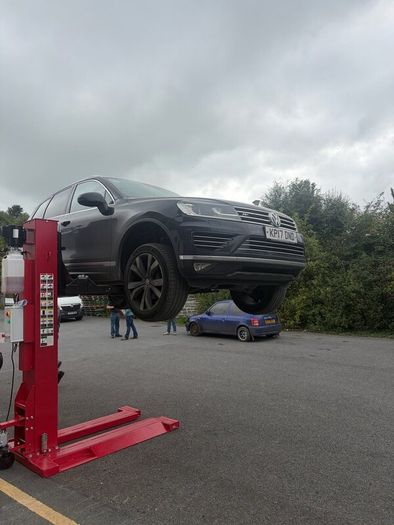 Single post car lifts brand new Pacini brand