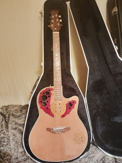 semi acoustic guitar