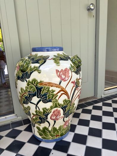 ceramic vase / urn