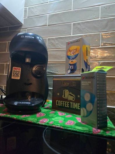TASSIMO Happy Coffee Maker + Coffee Pods