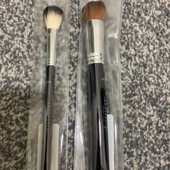 Anastasia Beverly Hills foundation and highlighter brush