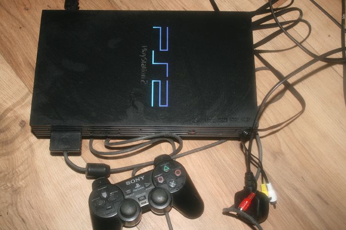 Playstation 2 (works well)
