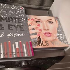 Lip liner and nail set