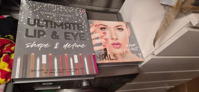 Lip liner and nail set