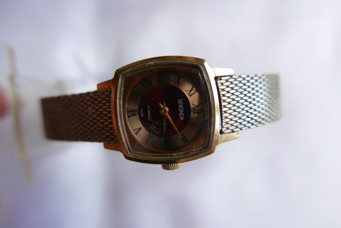 Vintage SEKONDA 1960/70s ladies wristwatch . Original Soviet production. Dial finished in burgundy and gold with black Roman numerals. Hand winding in full working order. Face showing 17 Jewels USSR. First class movement