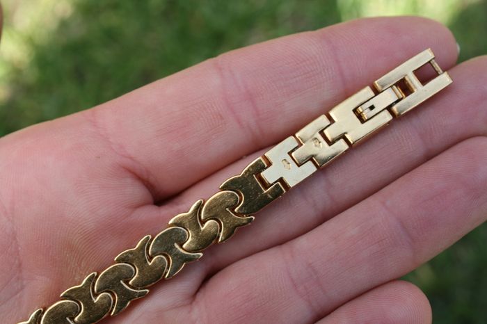 gold tone bracelet