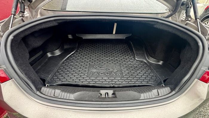 Jaguar XF S Portfolio with V-Rare Sunroof