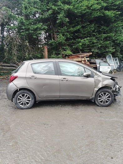 Breaking Toyota Yaris 2017 petrol