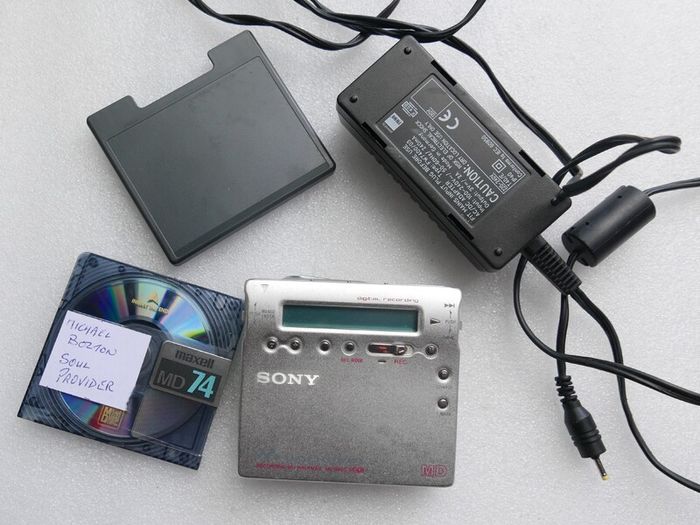 Sony MD Walkman - Portable MiniDisc Player - Silver (MZ-R900) - works well.