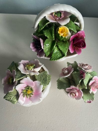 Trip of porcelain posies