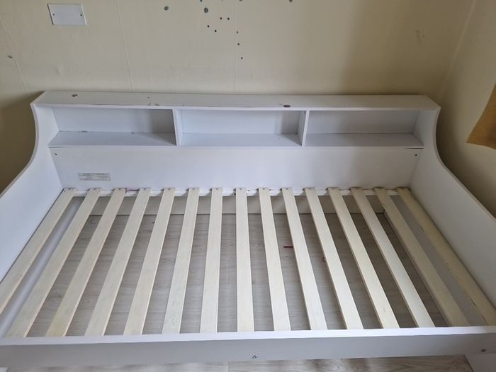 Day bed single white priced to sell