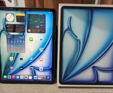 Ipad Air 13" M2 (latest Model) - Mint - 12 Batt Cycles + Spigen
