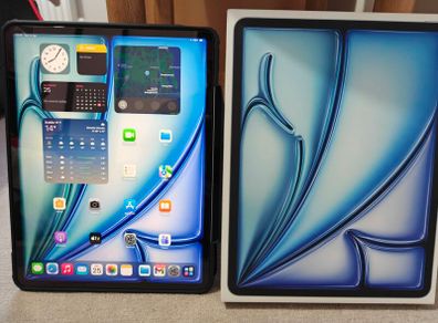 Ipad Air 13" M2 (latest Model) - Mint - 12 Batt Cycles + Spigen