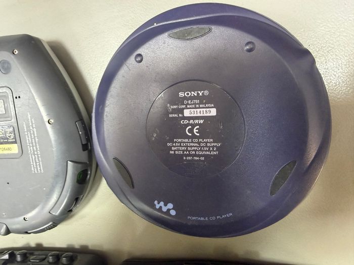 2 x walkman  and 2 x Discman