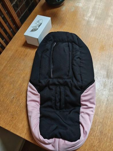 Bugaboo Cocoon Footmoof Bassinet Insert Pink Like New Newborn