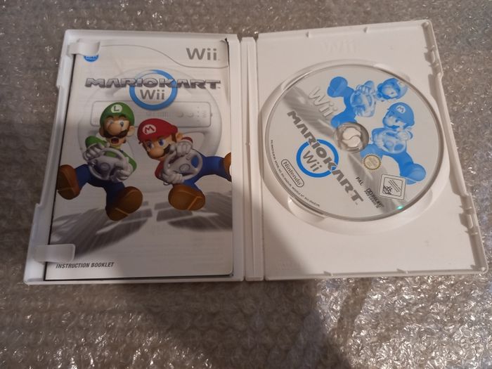 Mario Kart Wii - Nintendo Wii game complete with manual
