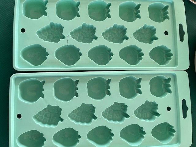 Bundle X 13  Items Of Kitchen Baking , Dining & Storage Items- Oxo, Chef Aid Sealer Clips, Silicone Bun Cases