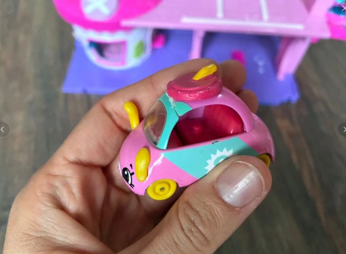 Cutie cars and 2 buildings QT