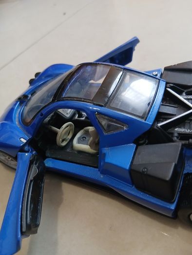 Pagani Zonda 1:24 Die-Cast - Opening Doors & Engine - Like New