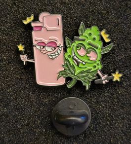 Buds ! , pin back badge.