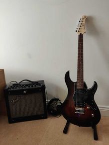 Yamaha Pacifica 120H + Fender Mustang I V2 amp + headphones (starter bundle)
