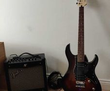 Yamaha Pacifica 120H + Fender Mustang I V2 amp + headphones (starter bundle)
