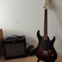Yamaha Pacifica 120H + Fender Mustang I V2 amp + headphones (starter bundle)