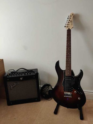 Yamaha Pacifica 120H + Fender Mustang I V2 amp + headphones (starter bundle)
