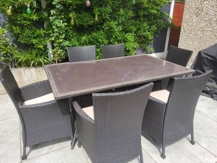 Garden rattan table, 6 chairs and cushions and 2 x Parsol