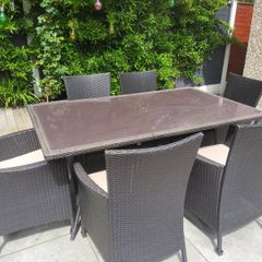Garden rattan table, 6 chairs and cushions and 2 x Parsol