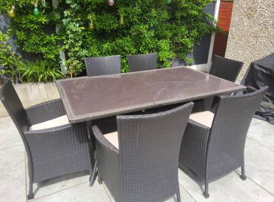 Garden rattan table, 6 chairs and cushions and 2 x Parsol