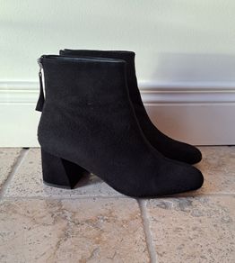 Black suede boots (Topshop)
