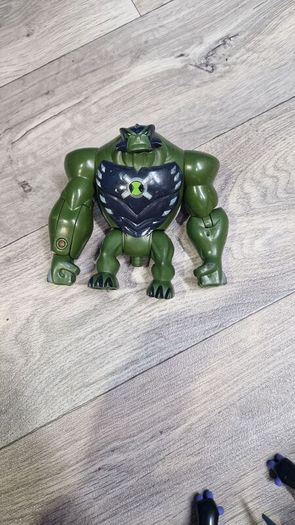 Big deluxe Ben 10 figures