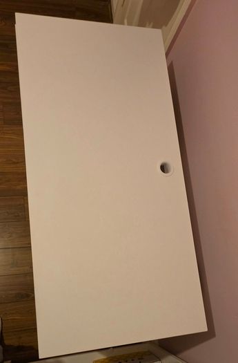 white computet desk in excellent condition