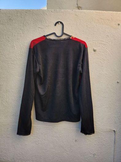 Vintage y2k/90s gothic red and black long sleeve top with rose design.