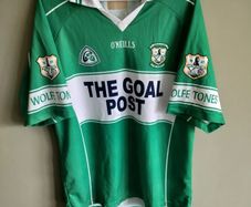 Wolfe Tones na Sionna Clare GAA jersey Fontaines DC Kneecap