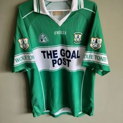 Wolfe Tones na Sionna Clare GAA jersey Fontaines DC Kneecap