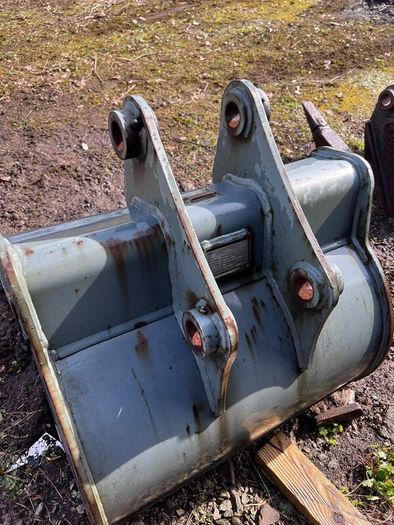 4 Original JCB 3Cx buckets, Ripper toe and wheel