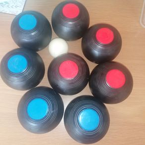 Vintage Carpet/Garden Bowls set