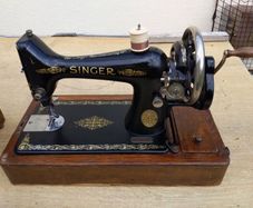 1910 Antique Singer Sewing Machine (Hand Crank.)