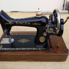 1910 Antique Singer Sewing Machine (Hand Crank.)