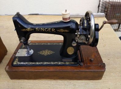 1910 Antique Singer Sewing Machine (Hand Crank.)