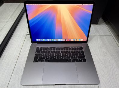 Apple MacBook Pro Retina 15.4 2020 256GB SSD 16GB Ram 2.6GHz 6-Core i7 Pro 555X