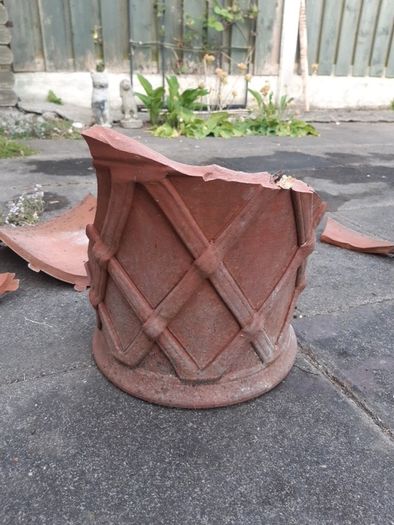 terracotta pot (broken)